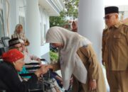 Wujudkan “Kerja Nyata” dan Inklusi Sosial, Dinsos Lombok Barat Salurkan Ratusan Kursi Roda untuk Disabilitas dan Lansia